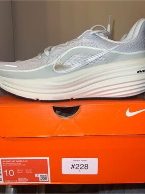 Nike White and Silver Women's Running Shoe